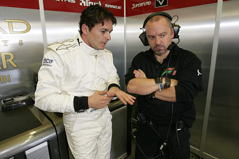 Mike Gascoyne (th.) får en erfaren kører til at give input til udviklingen af raceren